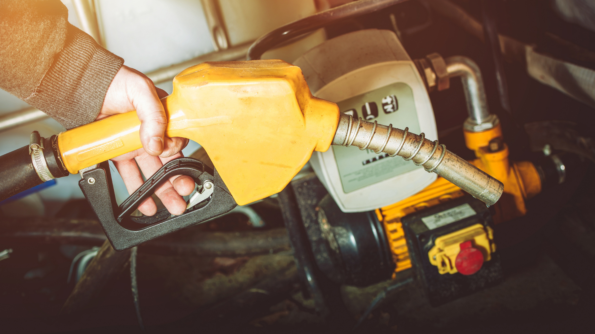 Fuel nozzle dispensing fuel into a vehicle tank