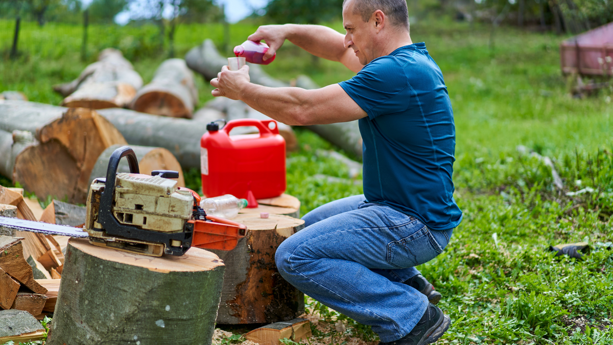 40:1 Vs. 50:1 Fuel Mix: Which Ratio Does Your 2-Cycle Engine Need?