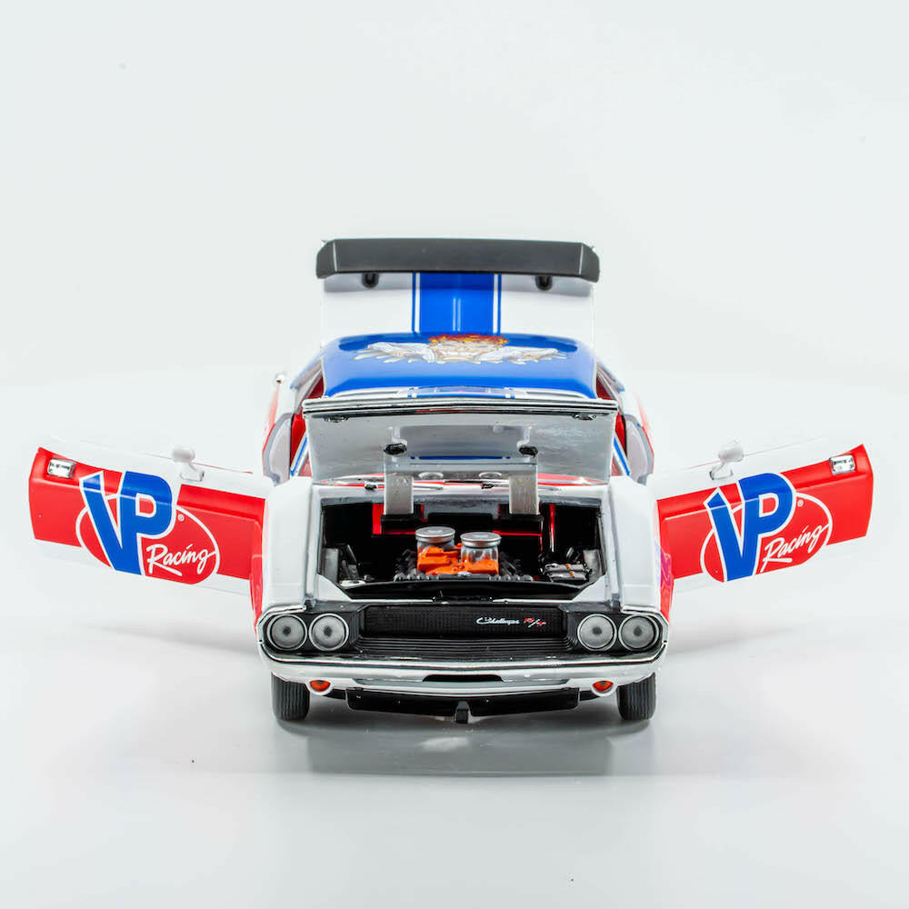 front view of the driver&#39;s side view of the VP Racing 1970 Dodge Challenger Diecast R/T HEMI 1:24 Scale with hood open and engine exposed