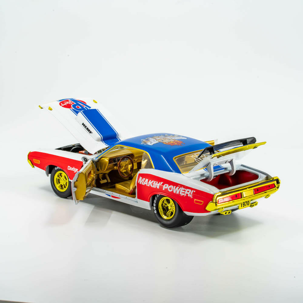 driver&#39;s side view of the VP Racing 1970 Dodge Challenger Diecast R/T HEMI 1:24 Scale with doors, hood, and trunk open